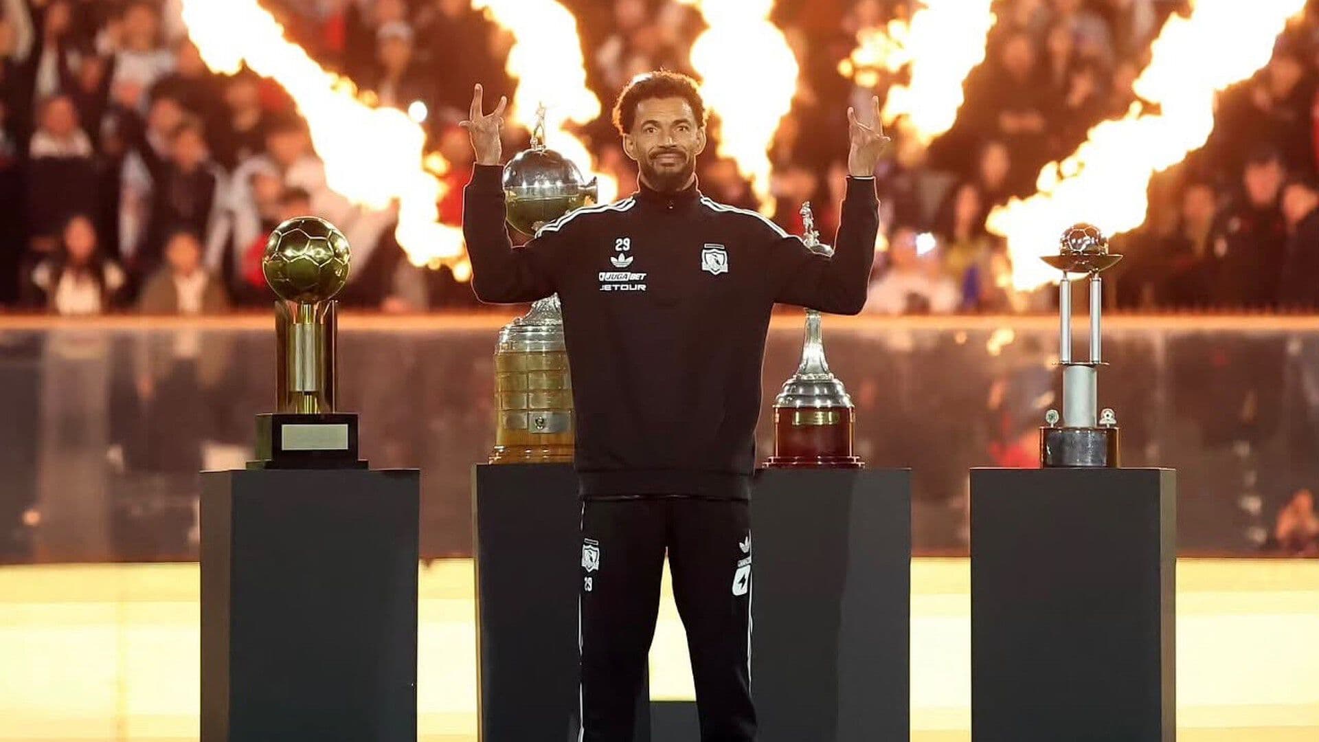 Colo Colo se Rinde a Vozinha; Así le Entregaron su Camiseta Desde el Cielo