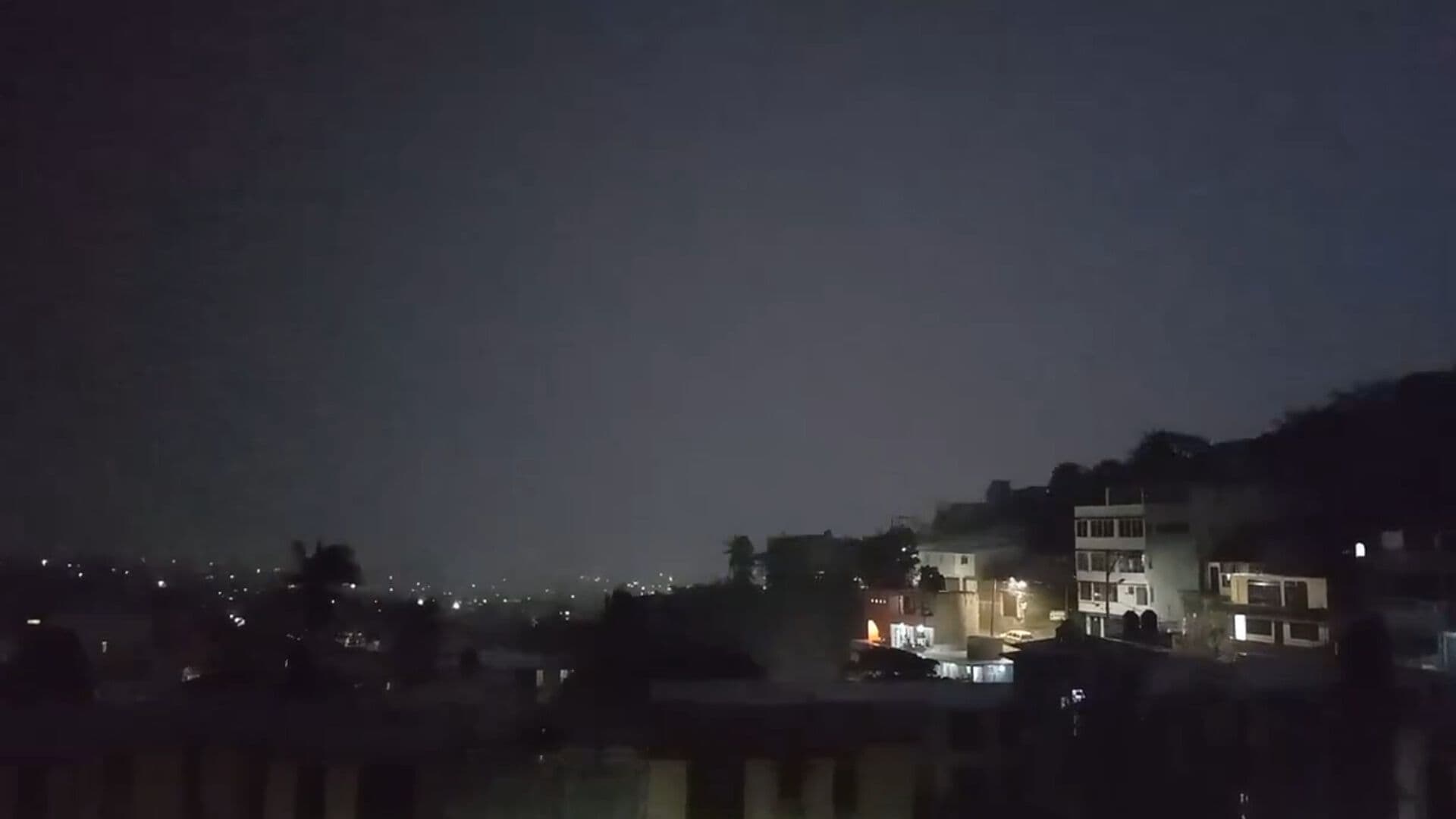 VIDEO: Tormenta con Relámpagos Ilumina el Cielo de Acapulco Esta Noche