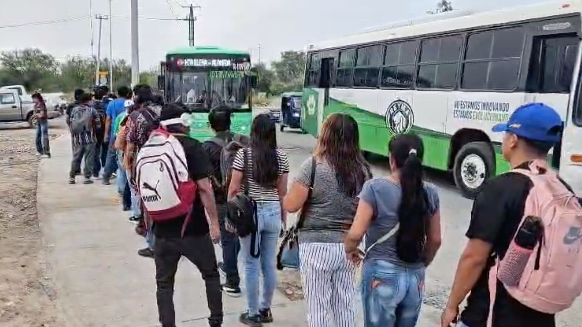 Piden Usuarios Más Rutas de Camiones en Colonia Valle de Santa Elena en Zuazua, NL