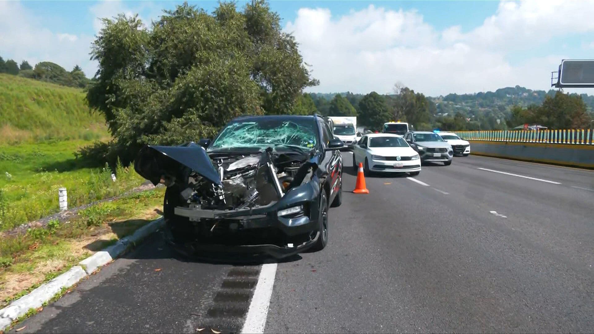 Aparatoso Accidente Hoy en la México-Cuernavaca: Camioneta de Lujo Choca contra Unidad de Carga