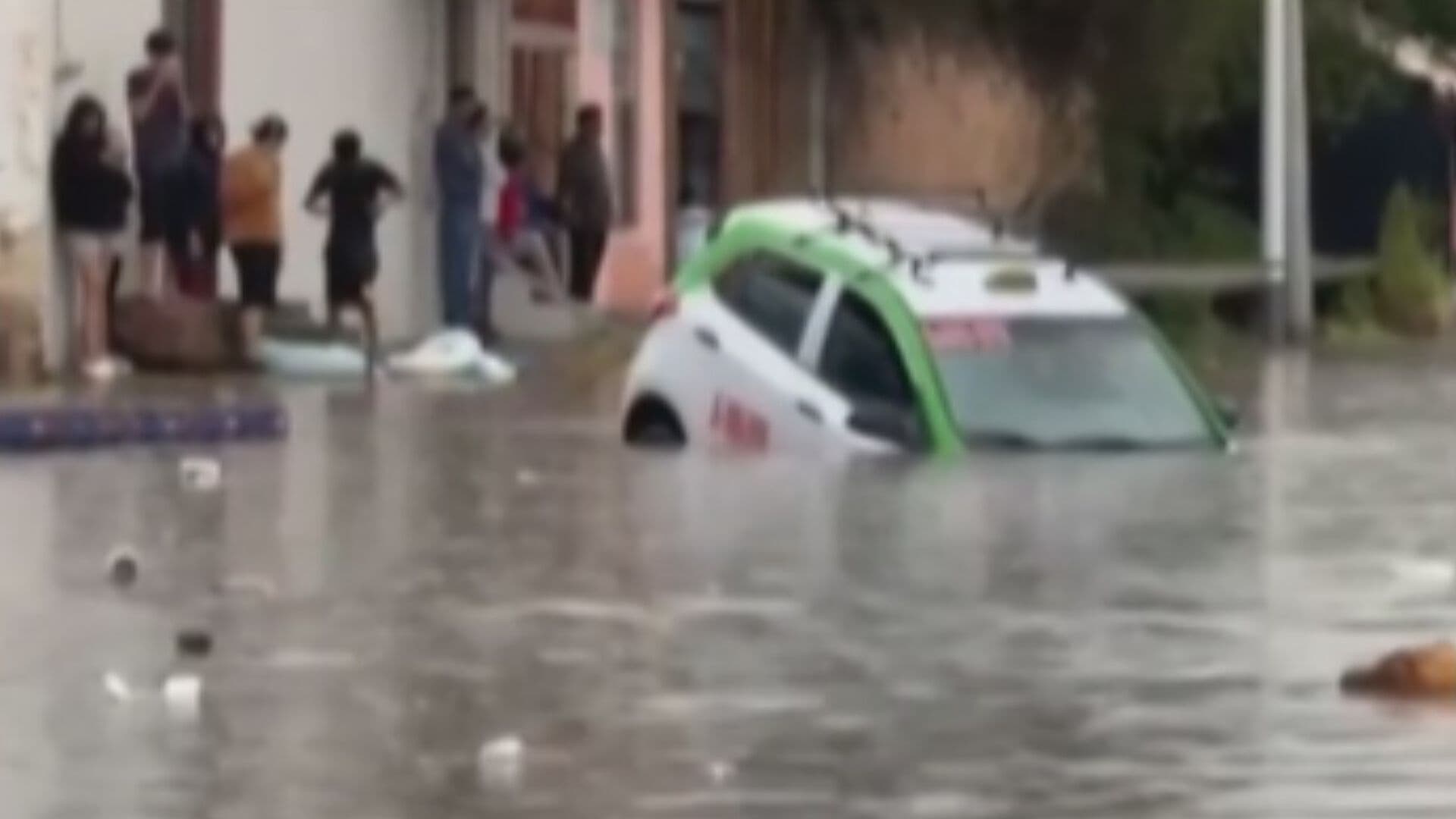 VIDEO | Taxi Queda Flotando en Inundación en Durango