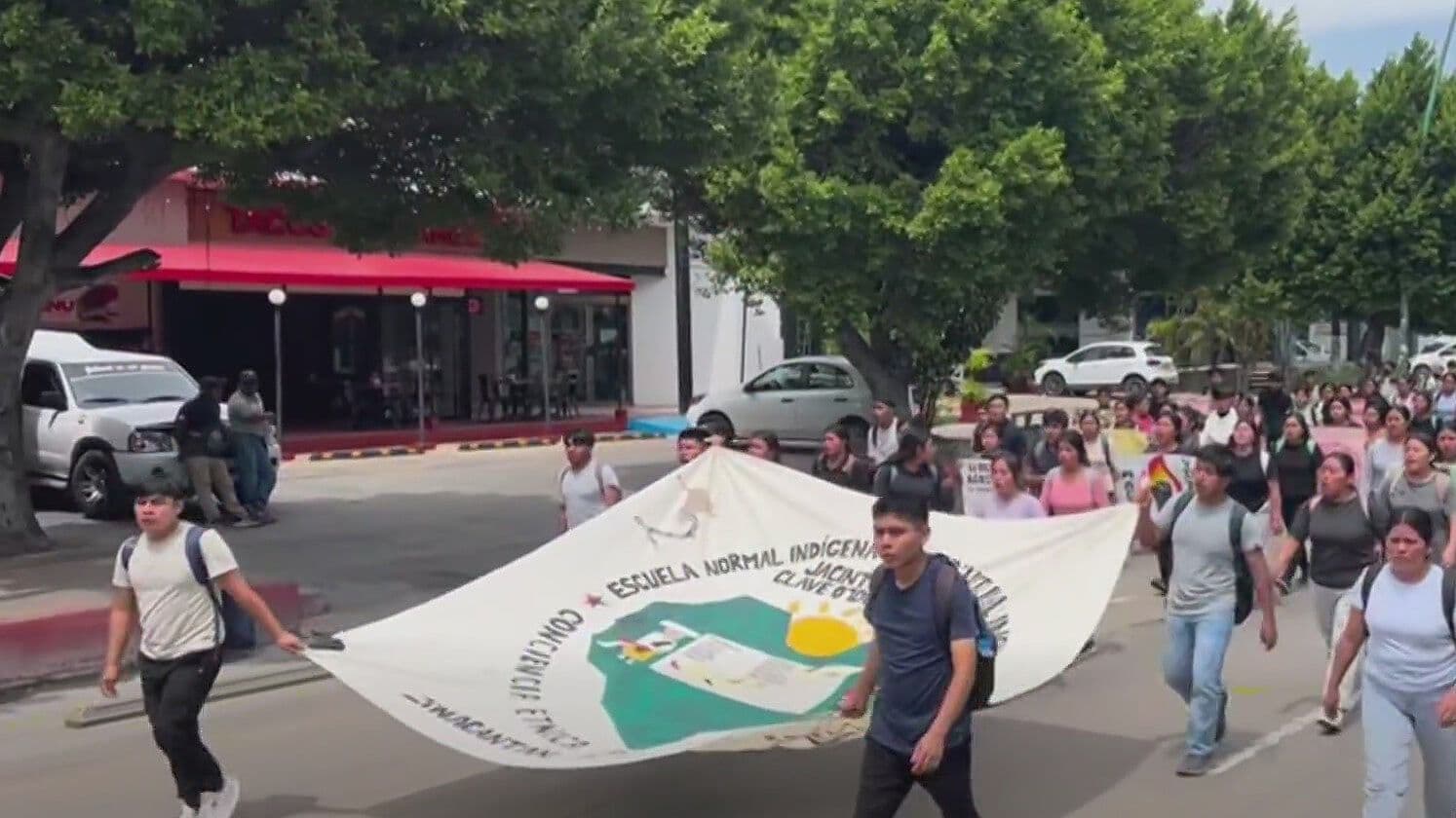 Normalistas de la Rural de Mactumactzá Queman Objetos Afuera de la Sede del Gobierno Estatal