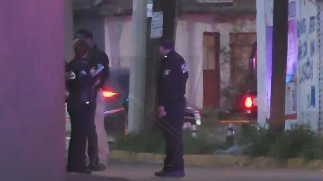 Reportan Carro Abandonado con Presuntamente 2 Cuerpos Emplayados en Monterrey