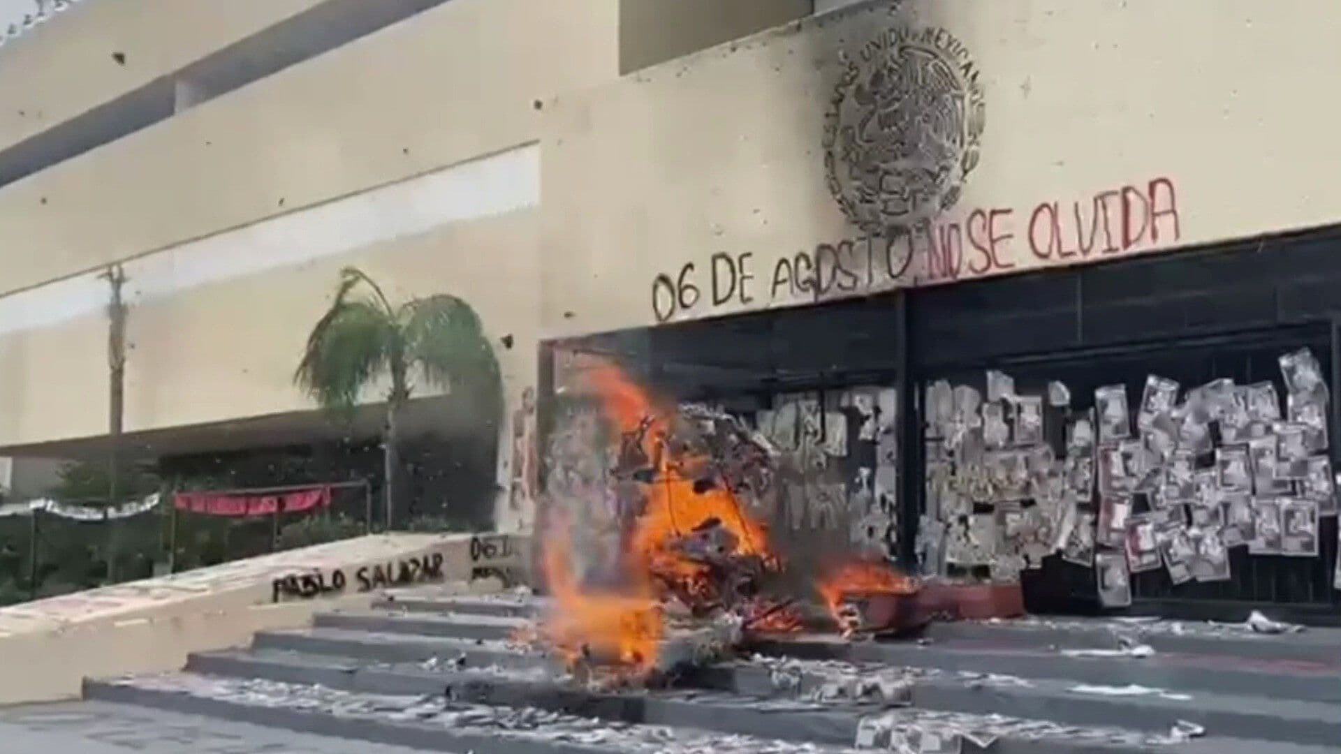 Normalistas Queman Botarga de Exgobernador de Chiapas, Salazar Mendiguchía por Represión