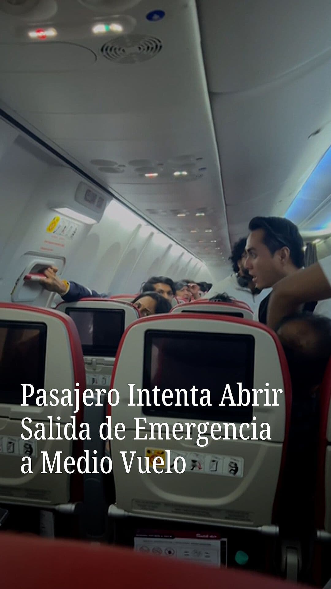 Pasajero Intenta Abrir Salida de Emergencia a Medio Vuelo