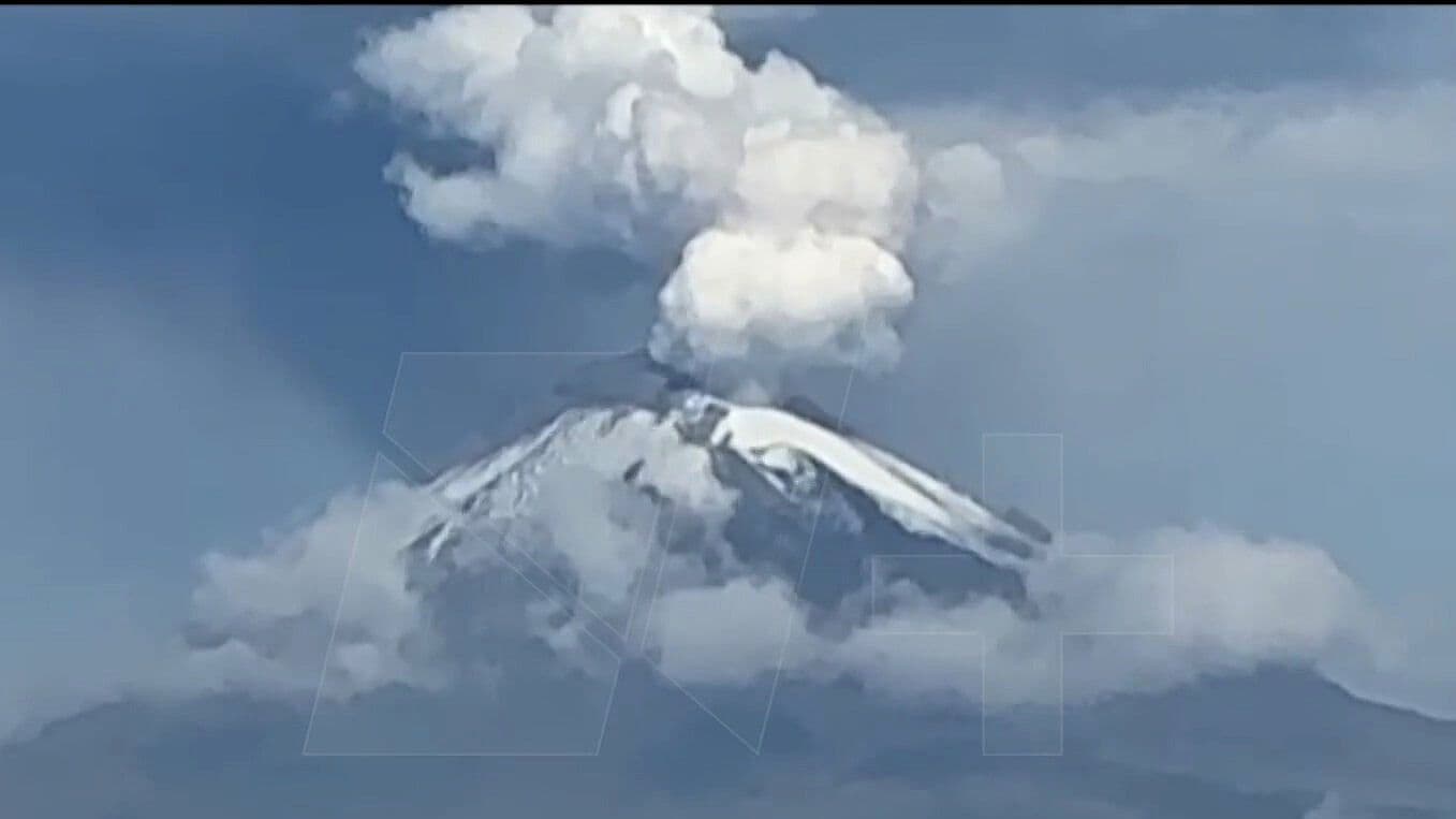 Volcán Popocatépetl Lanza Impresionante Columna de Ceniza y Vapor; Así Fue Captada en Video