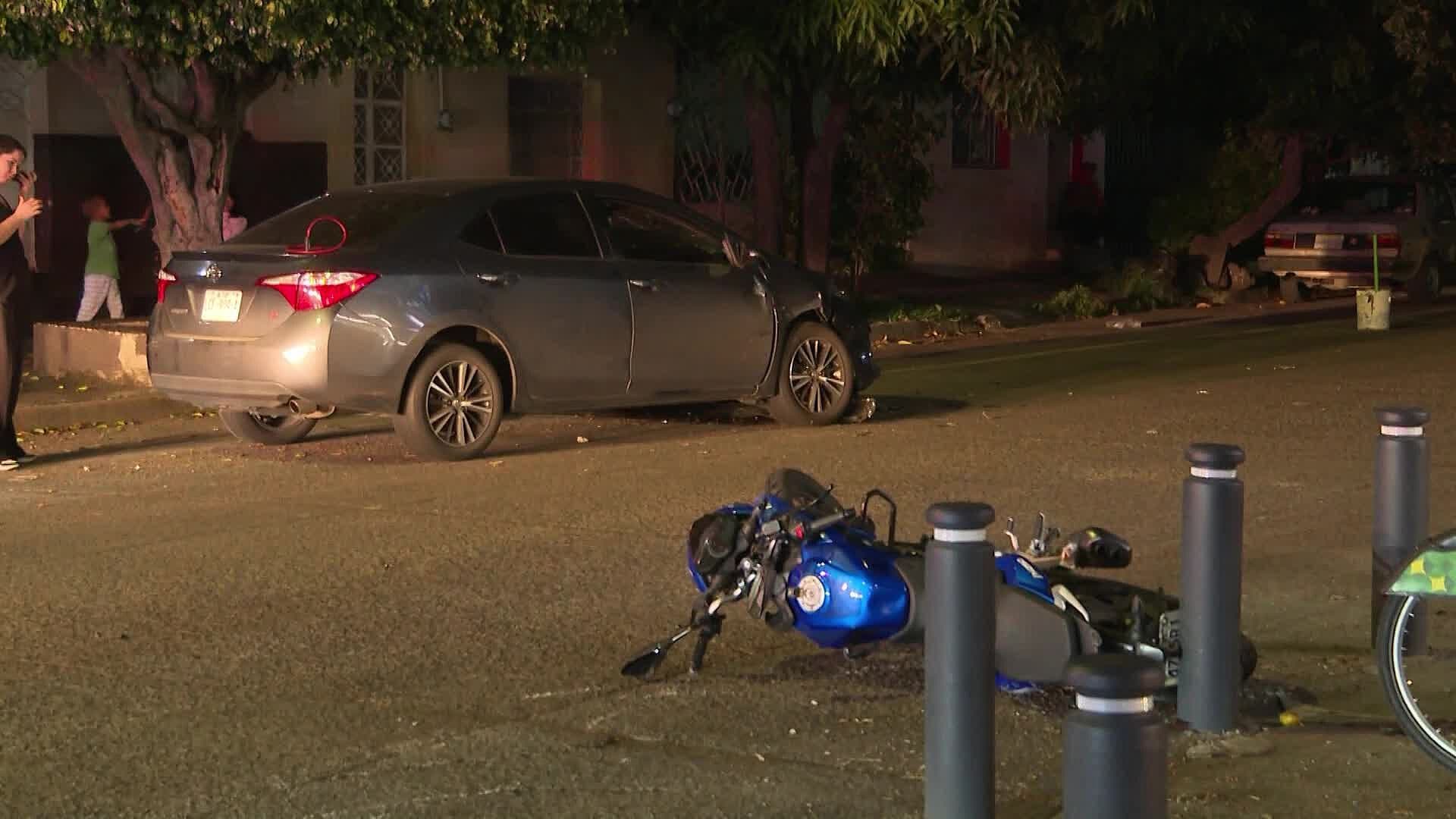 Motociclista Termina con una Fractura en la Pierna Tras Pasarse la Luz Roja del Semáforo