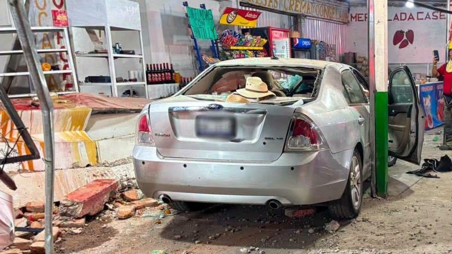 Carro se Mete a Negocio de Fresas en el Libramiento de Irapuato; No Hubo Heridos
