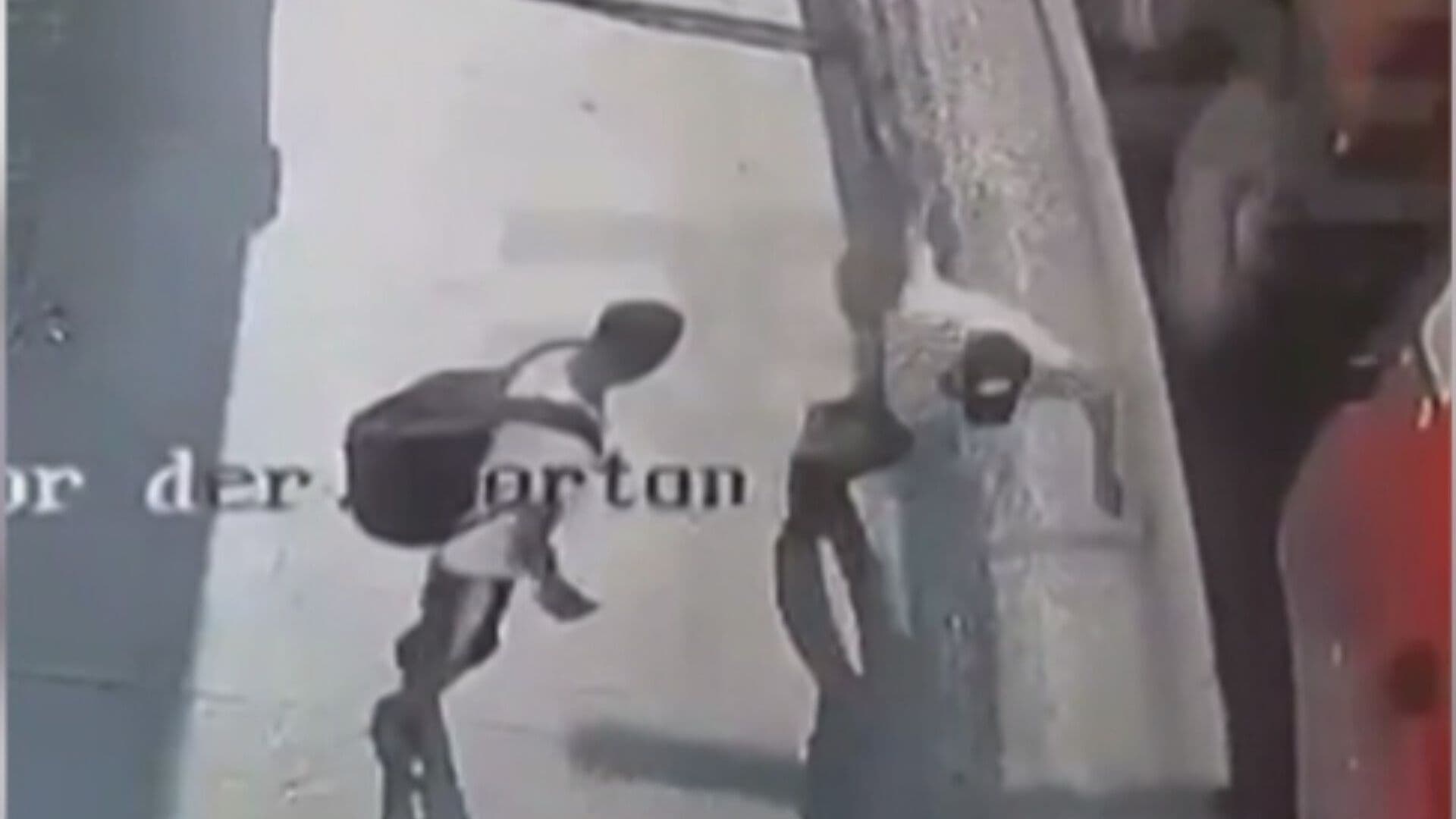 VIDEO | Adulto Mayor Muere Atropellado por un Tráiler; Joven lo Habría Empujo en Nuevo León