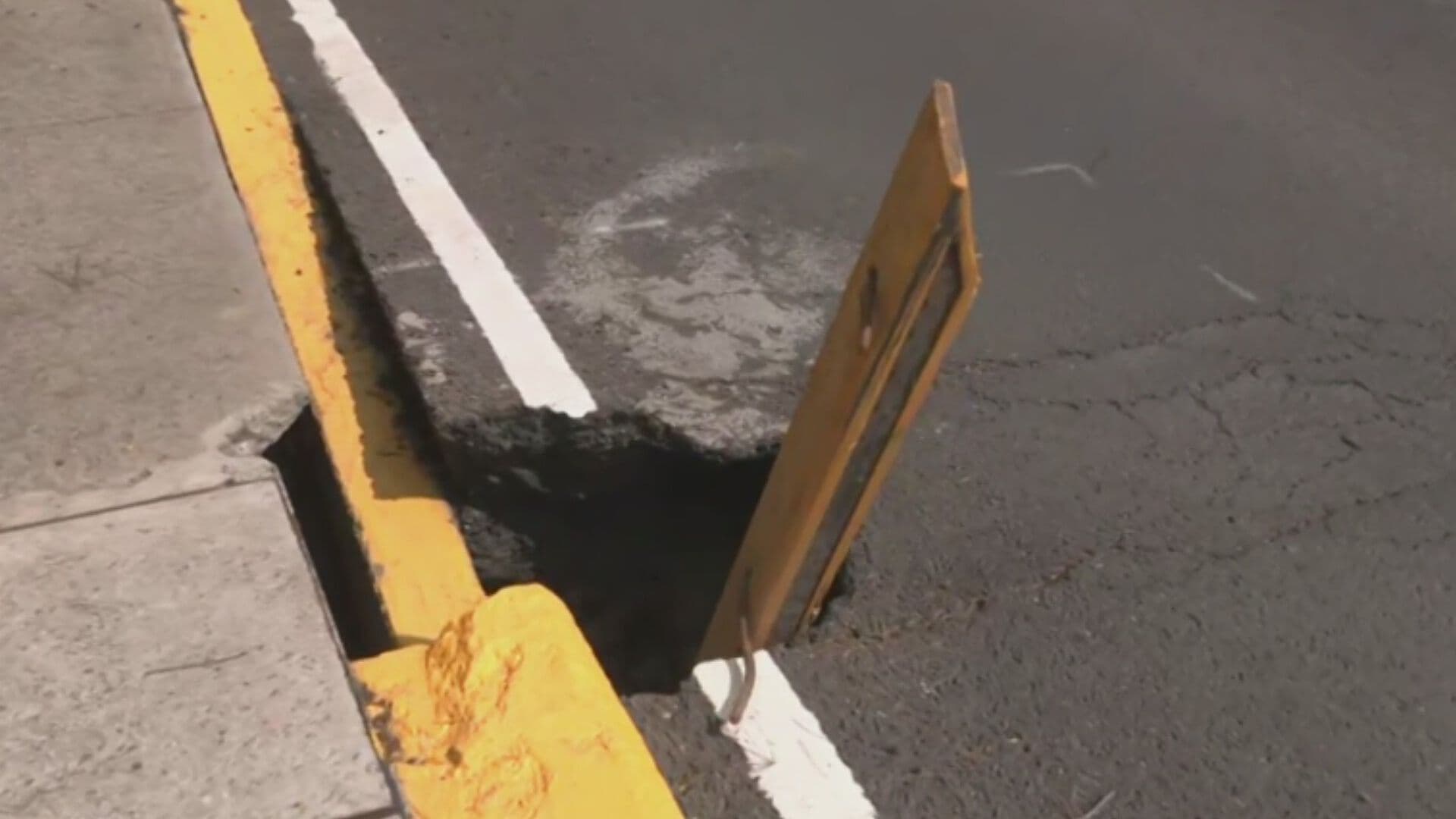 Empieza a Formarse Socavón en Carril del Metrobús en Insurgentes Norte, CDMX
