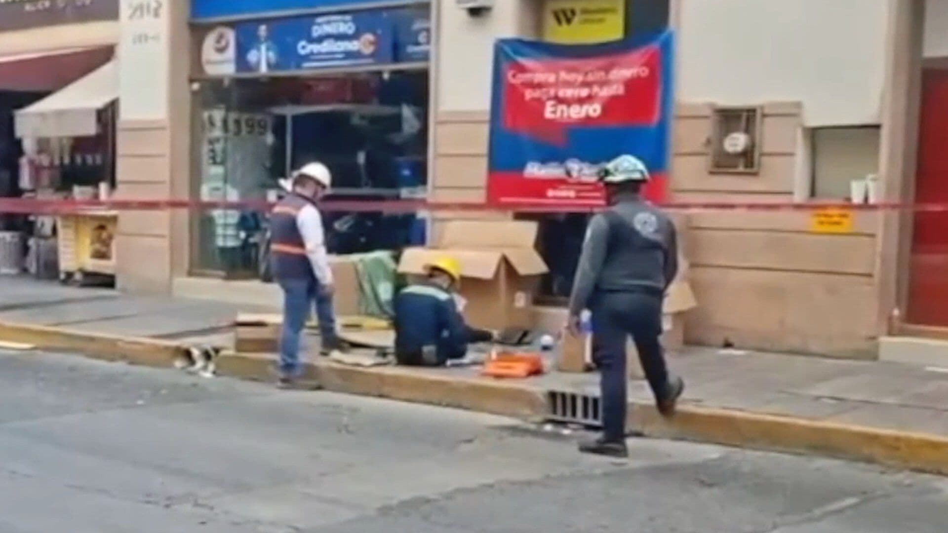Alerta Humo Saliendo de un Registro en el Centro de León Guanajuato