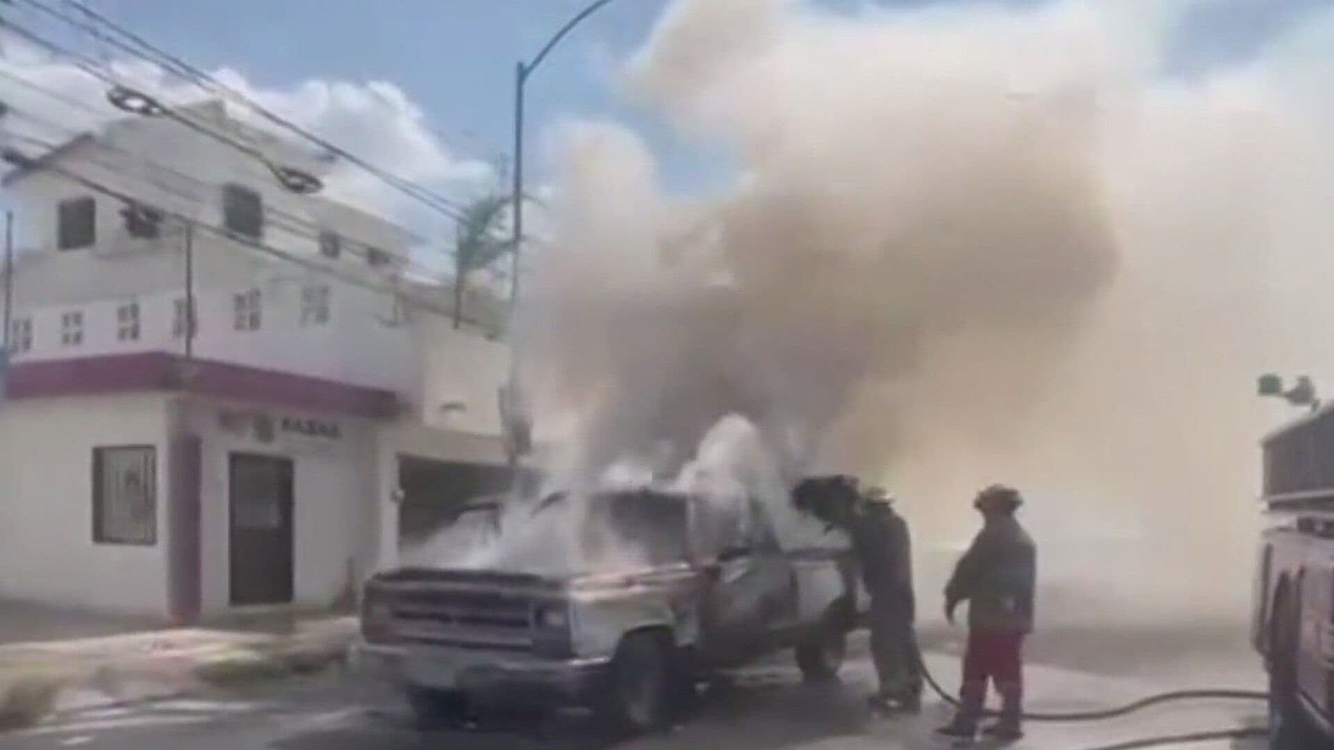 Arde Camioneta por Presunta Falla Mecánica en Col. La Joya en Guadalupe