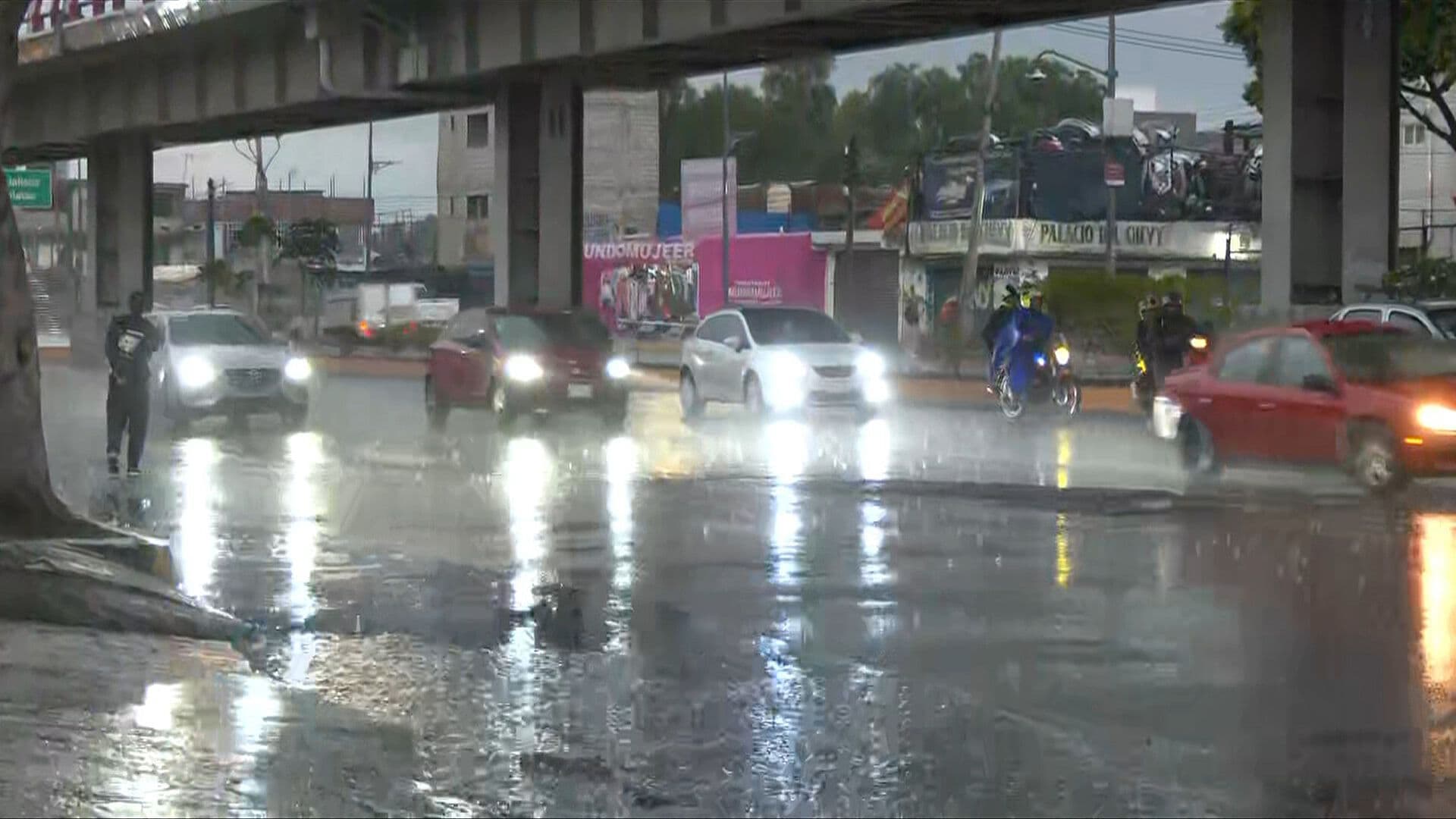 Fuerte Lluvia Provoca Encharcamientos en Avenida Ermita Iztapalapa, CDMX