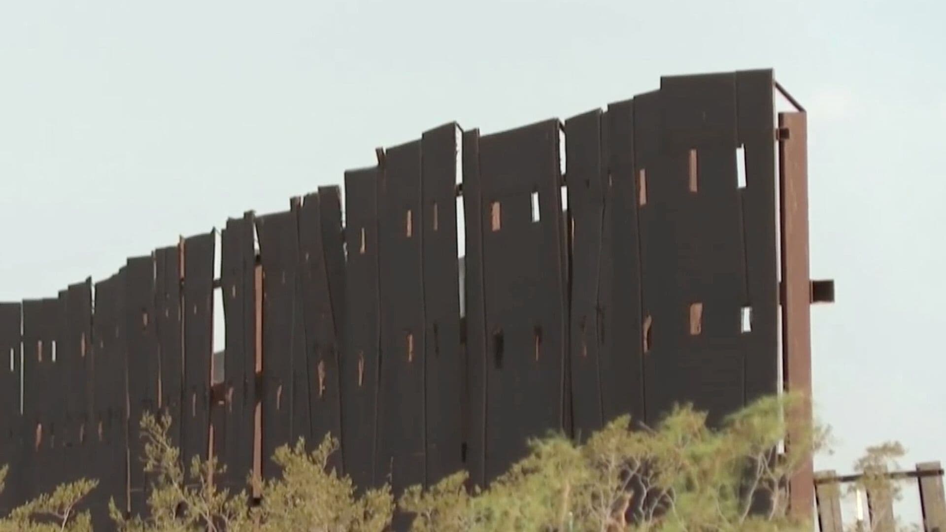 Avanza Muro Fronterizo en Santa Teresa; Colocan Paneles Negros de 9 Metros