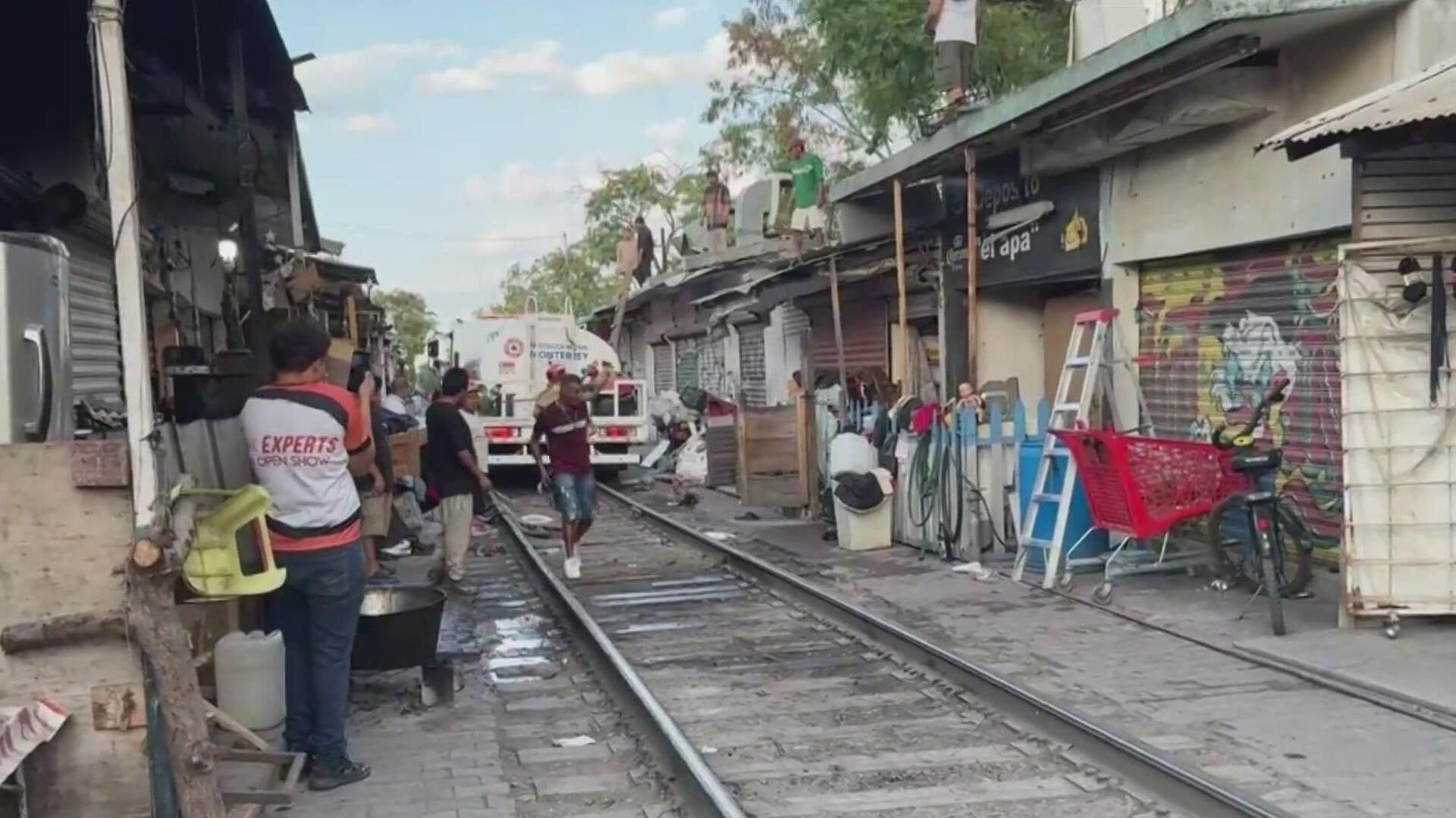 Movilización por Incendio de Basura en Penny Riel en Monterrey