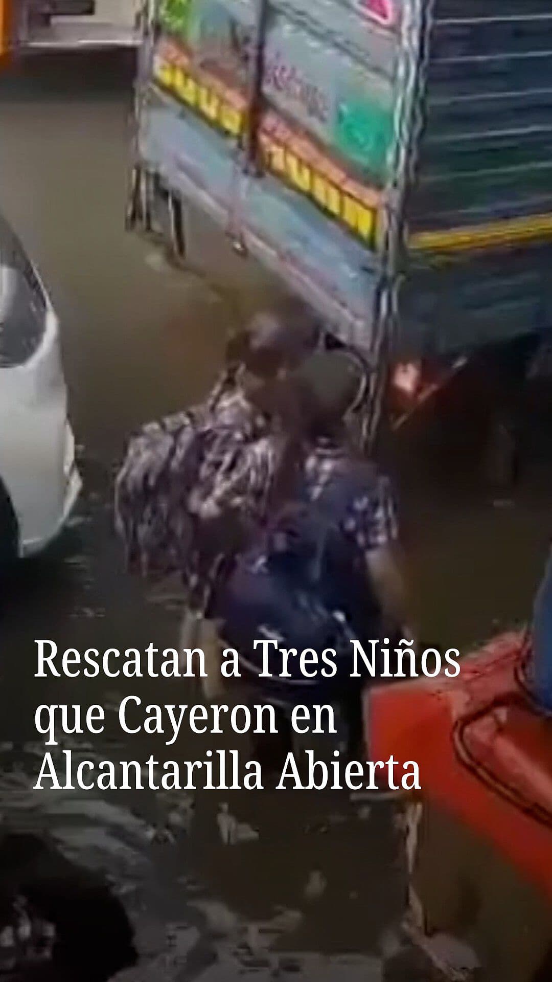 Rescatan a Tres Niños que Cayeron en Alcantarilla Abierta