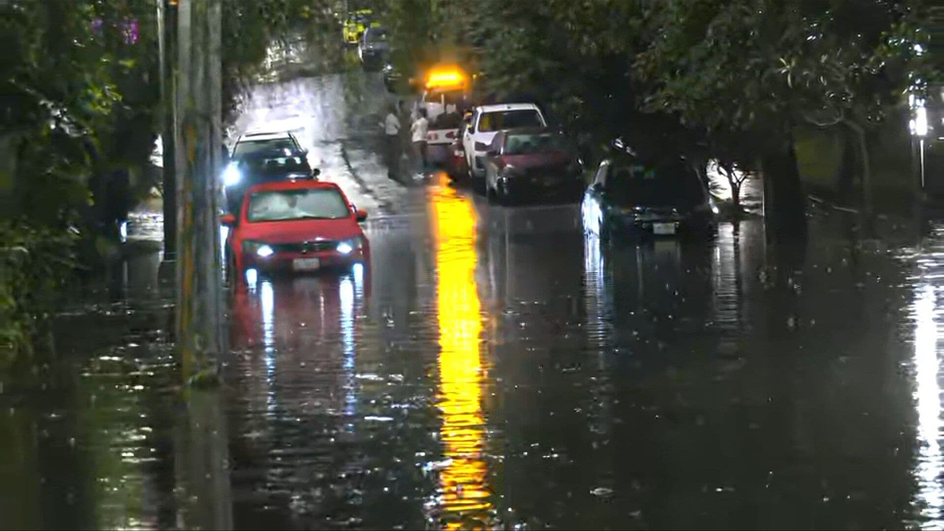 Lluvias Colapsan Vialidades en Jardines del Pedregal; Reportan Inundaciones de Gran Magnitud