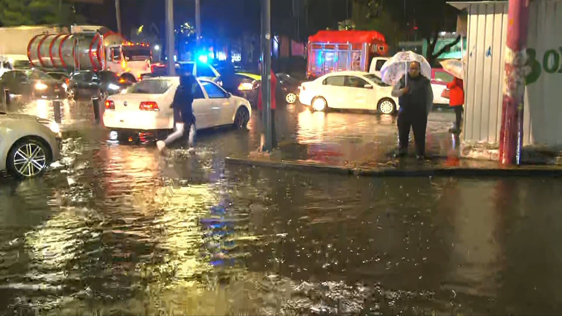 Lluvia e Inundación Colapsa Circulación y Atrapa Peatones en Calzada Ignacio Zaragoza, CDMX