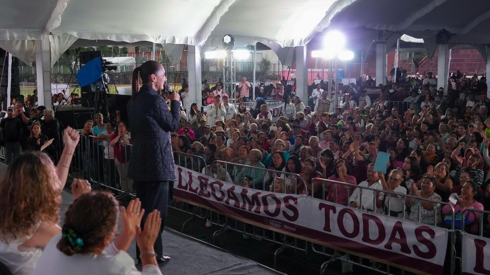 Lluvia Sorprende a Sheinbaum Durante Entrega de 'Pensión Mujeres Bienestar' en Naucalpan