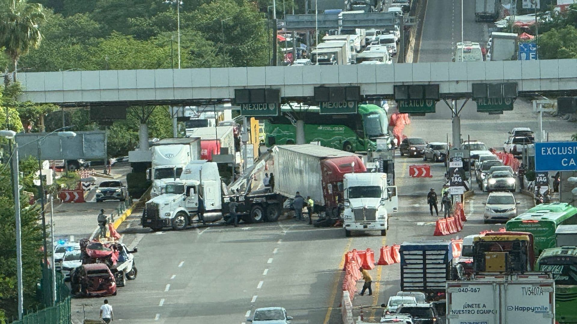 Tráiler Chocó Contra Vehículo en Caseta Paso Morelos de Autopista del Sol