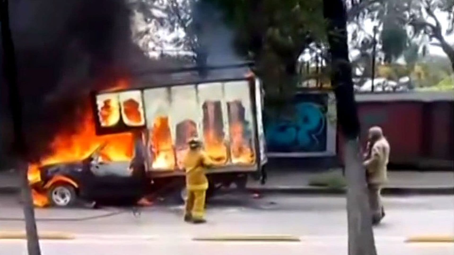 Camioneta de Carga se Incendia en Vía José López Portillo en Tultitlán, Edomex