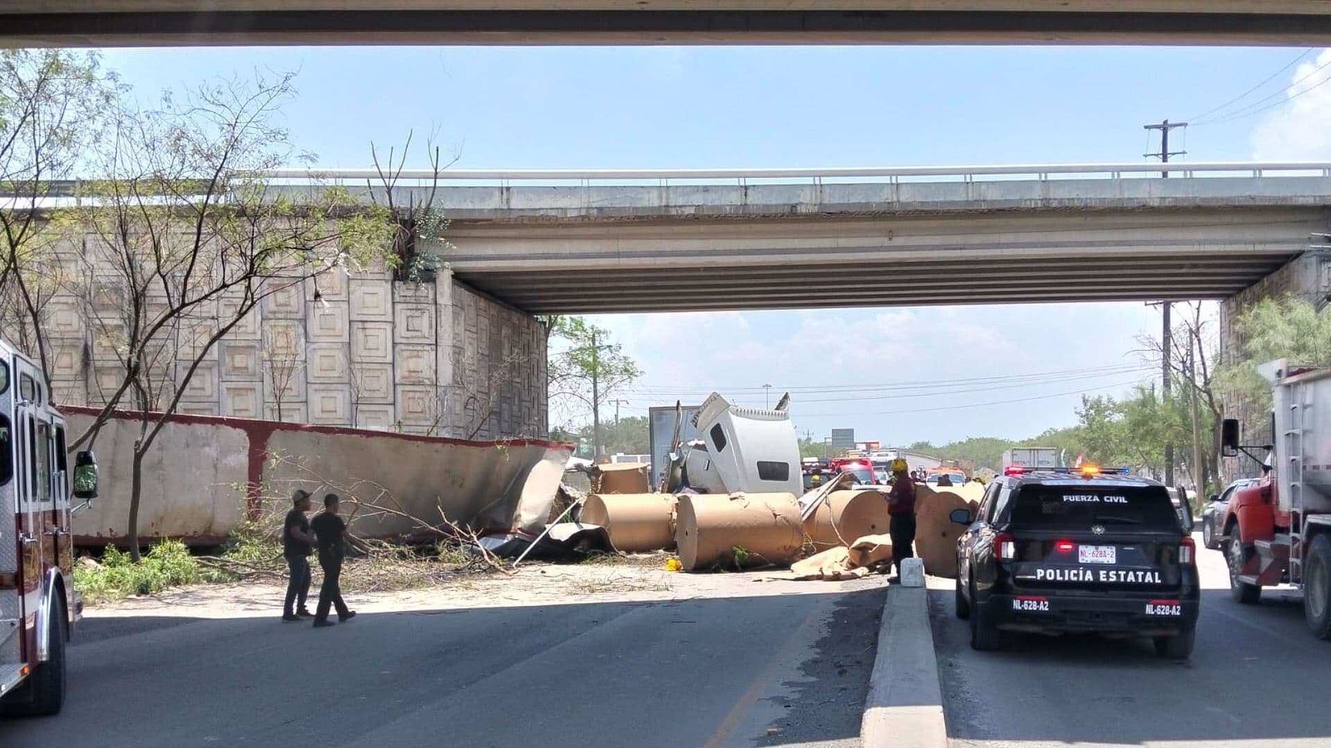 Tráiler Cae Sobre Dos Autos y Camión de Carga en Anillo Periférico en Escobedo, NL