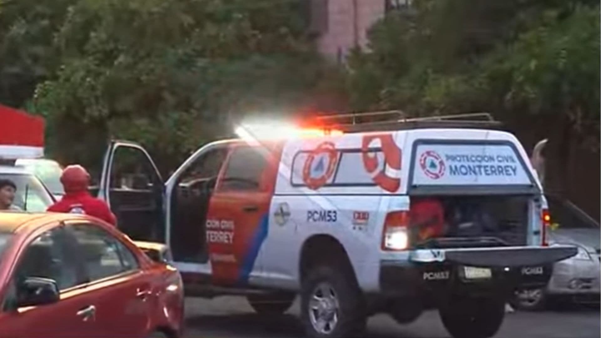 Hombre Pisa Cable Mojado y Recibe Descarga Eléctrica en Colonia Garza Nieto en Monterrey, NL