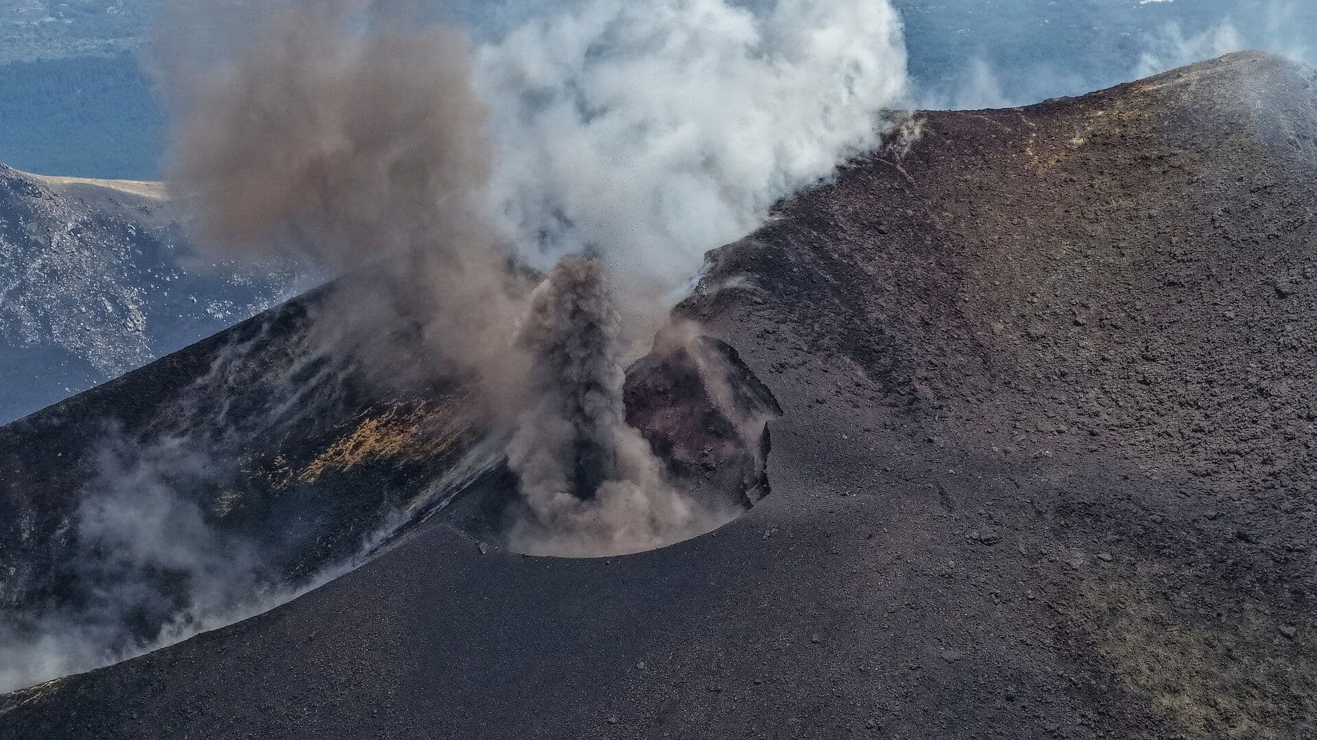 Volcán Etna Hace Erupción y Obliga a Suspender Vuelos en Sicilia, Italia