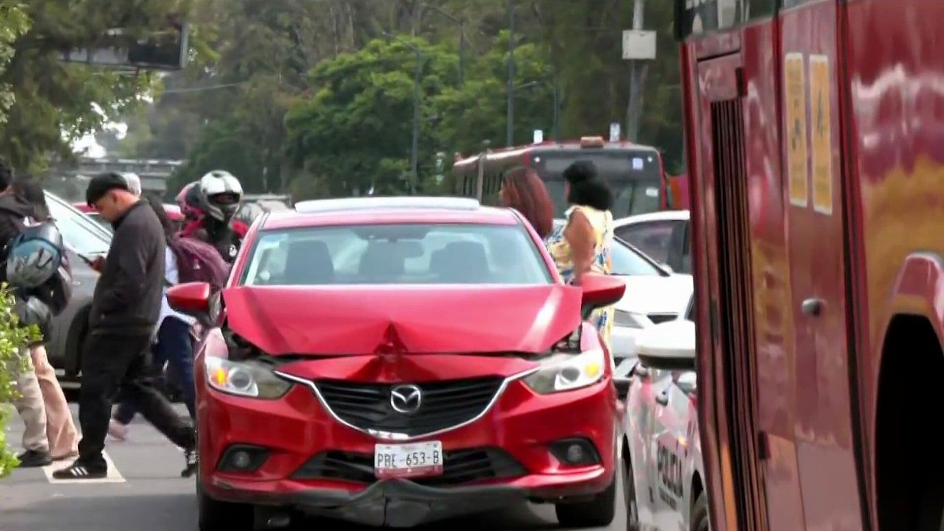 Chocan Metrobús y Automóvil en San Juan de Aragón, CDMX; No Hay Lesionados