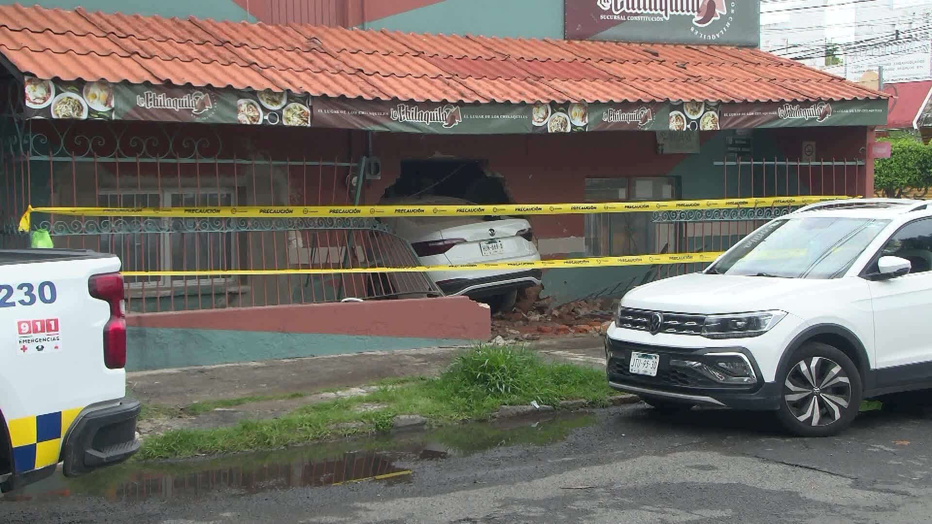 Conductor se Queda Dormido y Choca Contra Restaurante en Zapopan