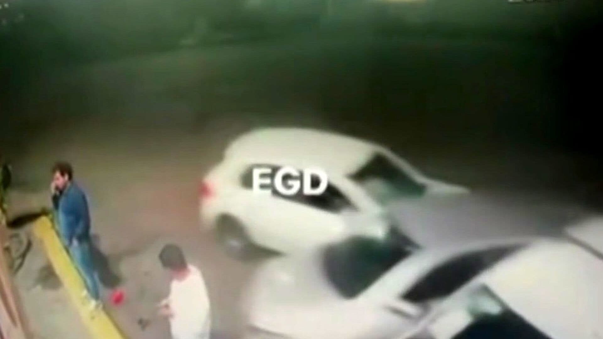 Conductor Presuntamente Ebrio Embiste Dos Autos y Casi Arrolla a Dos Hombres