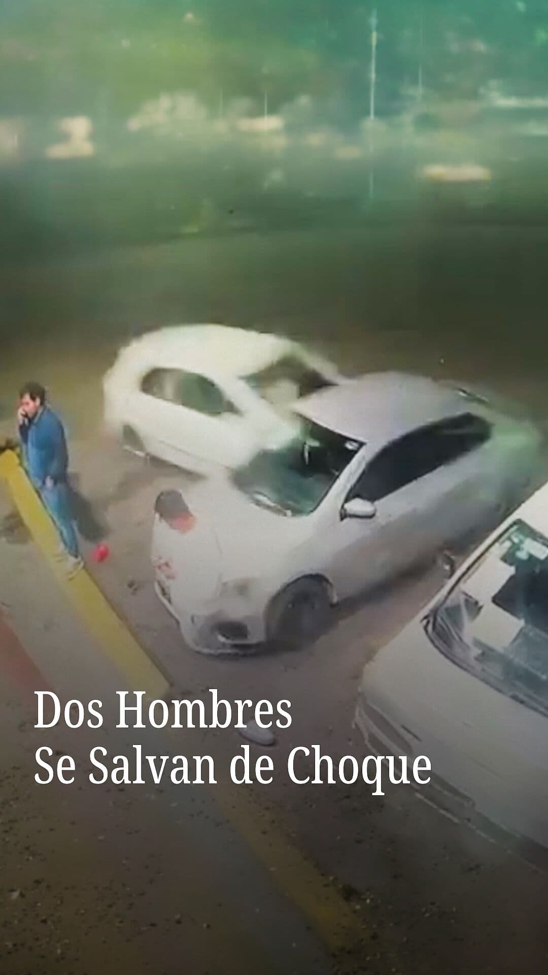 Dos Hombres Se Salvan de Choque
