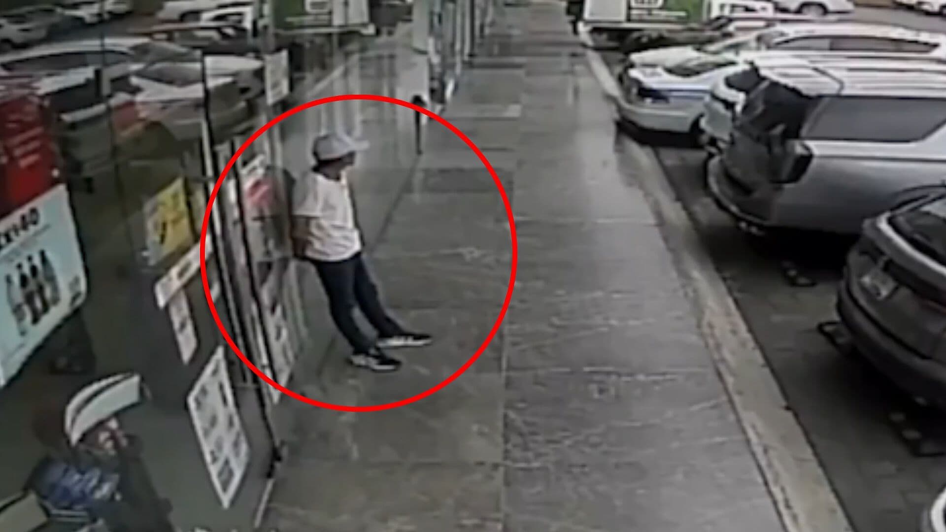 Video Momento Asalto Armado Robo Bolso contra Mujer en Plaza Arco Lomas Angelópolis Puebla