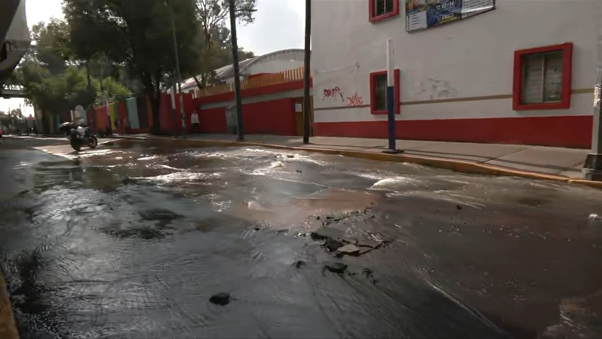 Fuga de Agua en Avenida Tláhuac Hoy: Cierran Circulación Cerca del Metro Zapotitlán