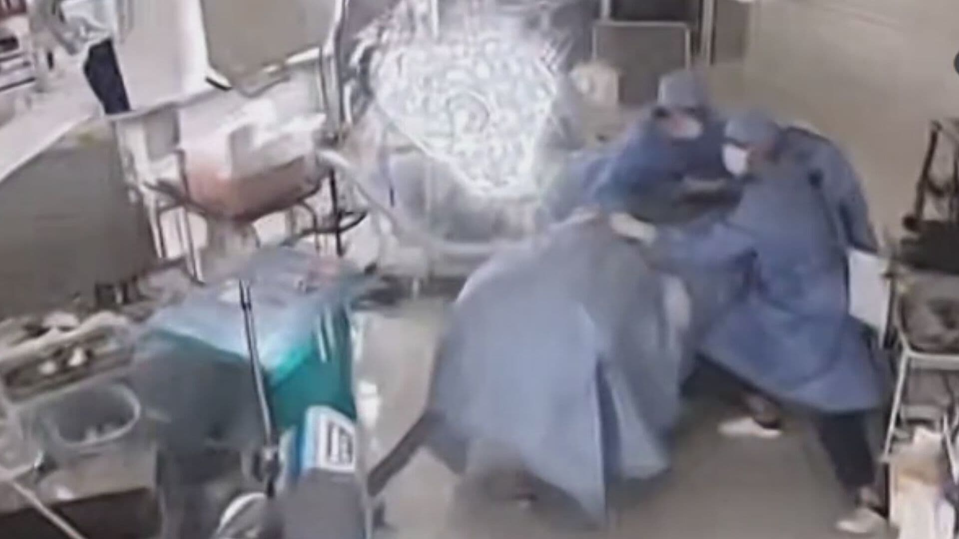 VIDEO | Fuerte Sismo Sorprende a Médicos Durante Operación en Japón