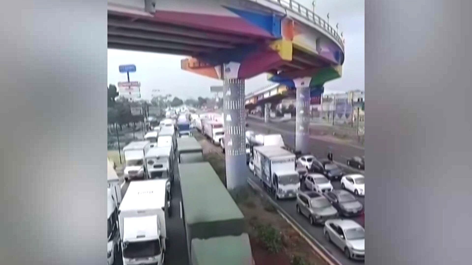 Caos en la México-Querétaro Hoy por Accidentes; Tráfico Avanza a Vuelta de Rueda