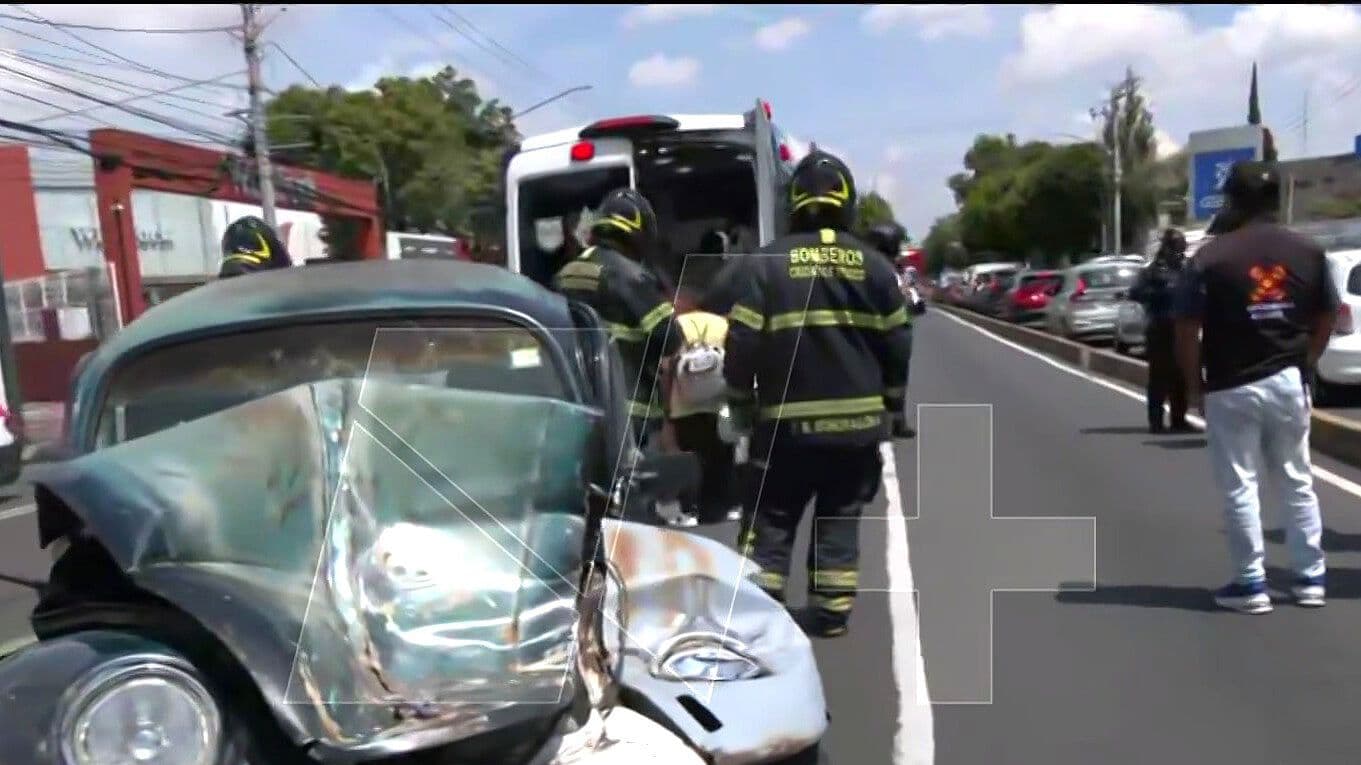 Fuerte Choque Hoy en Xochimilco: Auto se Impacta contra Transporte Público y Deja 4 Lesionados