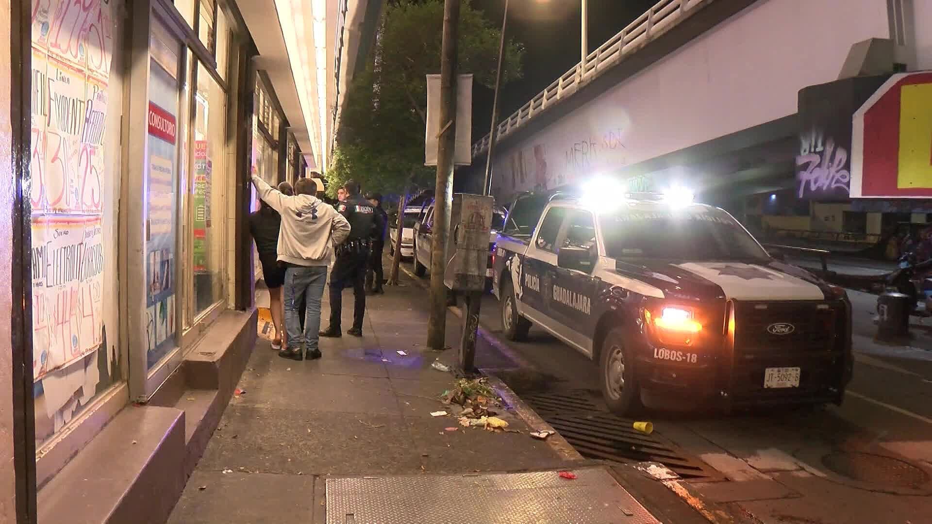 Hombre Agresivo y Alcoholizado Amedrenta a Policías de Guadalajara