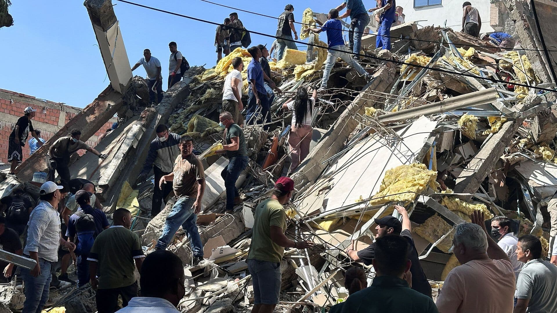 VIDEO | Así Buscan Sobrevivientes entre los Escombros tras el Temblor en Colombia