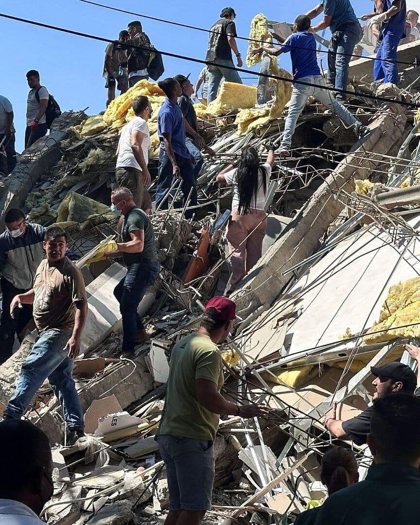 VIDEO | Así Buscan Sobrevivientes entre los Escombros tras el Temblor en Colombia