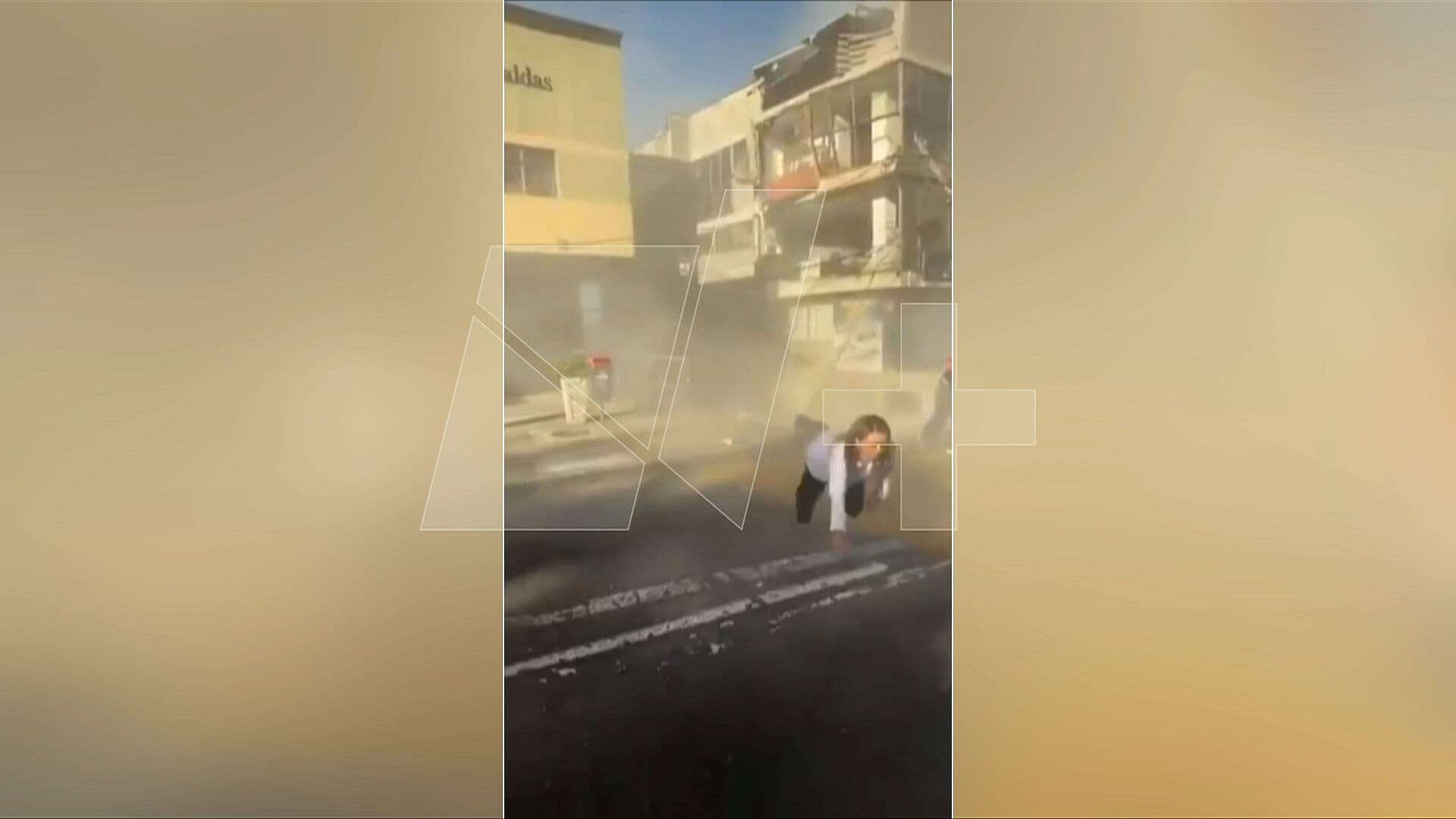 VIDEO | Mujer Cae al Intentar Ponerse a Salvo durante el Terremoto en Colombia