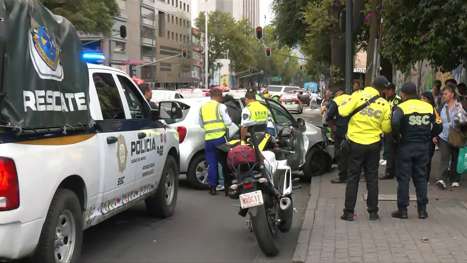 Automovilista Sufre Ataque Epiléptico y Choca con Poste en Izazaga, CDMX