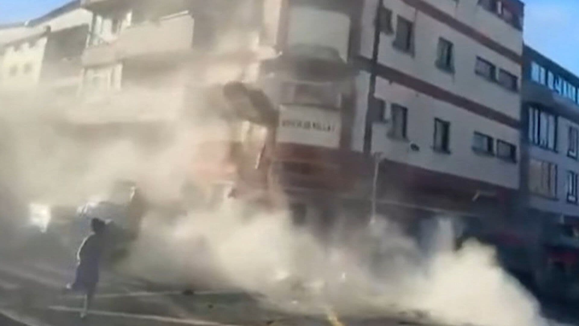 VIDEO | Captan Momento Exacto del Derrumbe de un Edificio en Pereira
