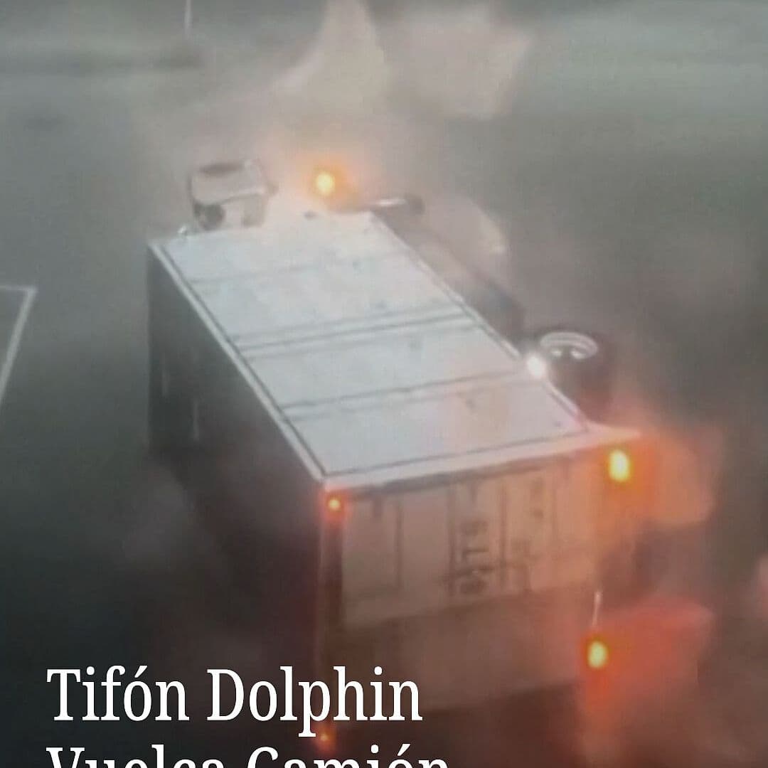 Tifón Dolphin Vuelca Camión