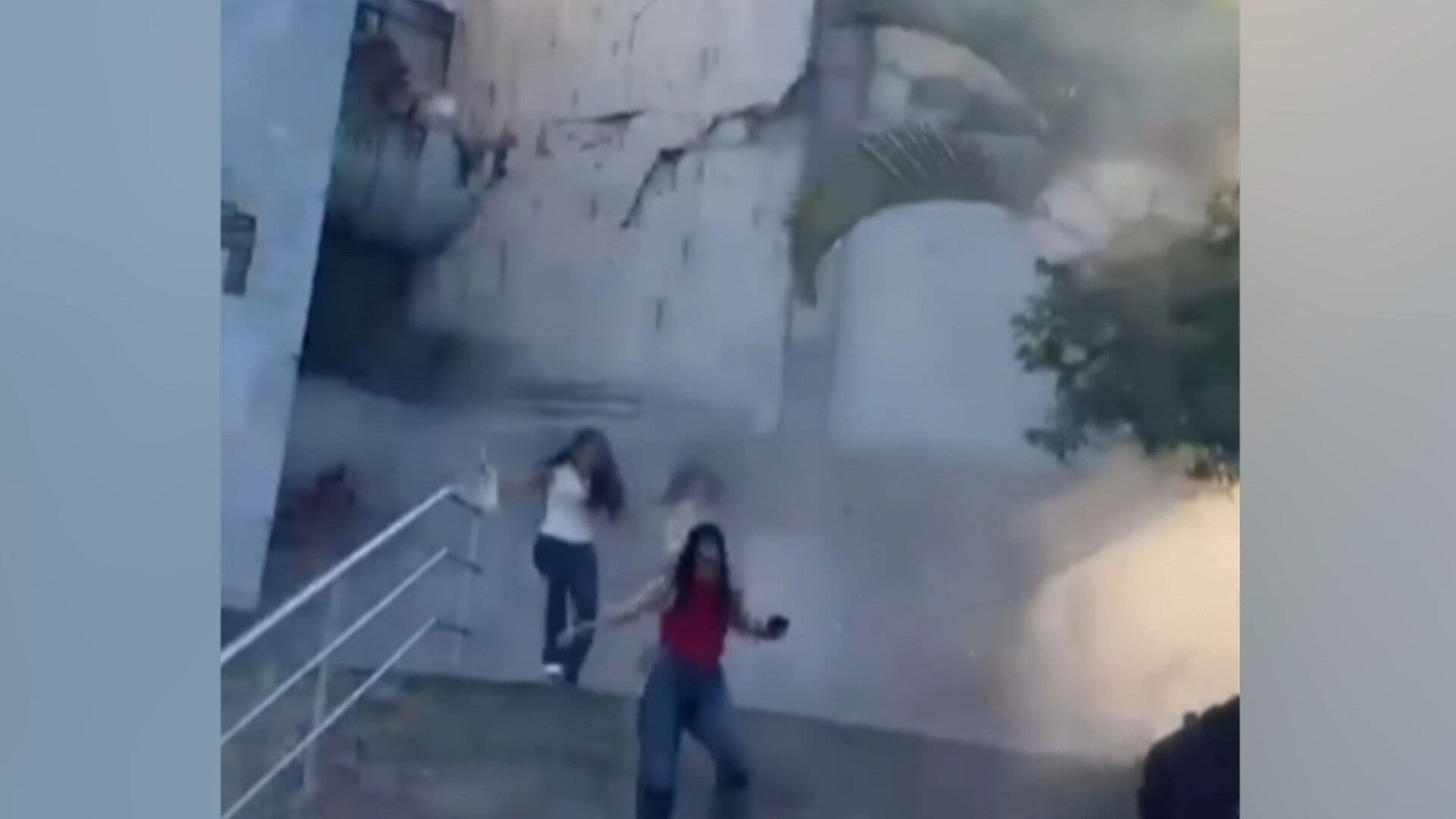 VIDEO | Alumnos de la Universidad Libre de Pereira Corren para Salir de Edificio por Sismo