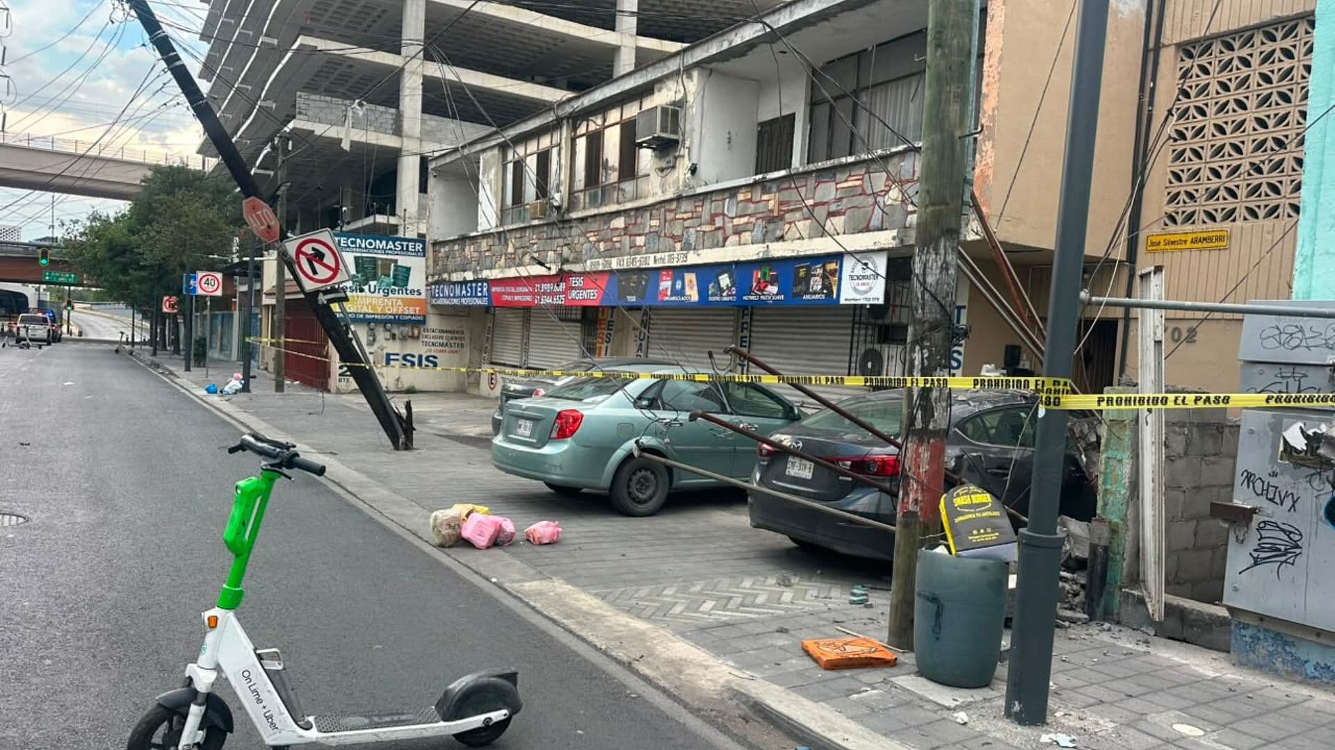 Tráiler Derriba Postes y Deja Daños en Auto y Local en Calle Aramberri en Monterrey, NL