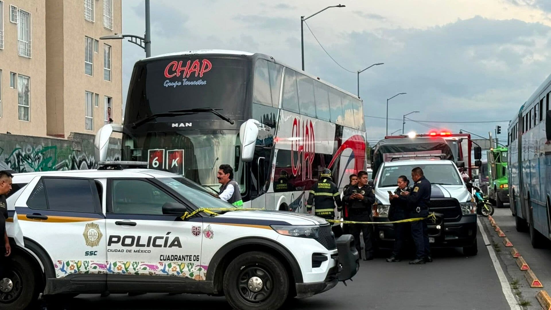 Choca con Bolardos y es Impactado por un Autobús de Pasajeros: Motociclista Muere en Iztacalco