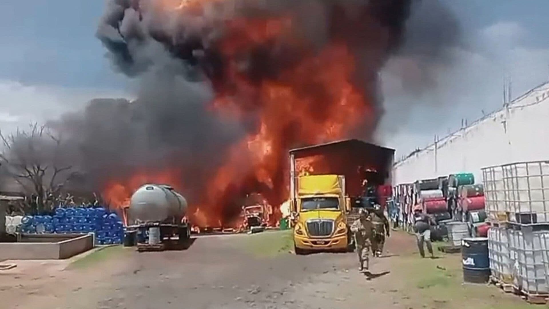 Fuerte Incendio en Fábrica de Químicos Moviliza a Emergencias en Michoacán