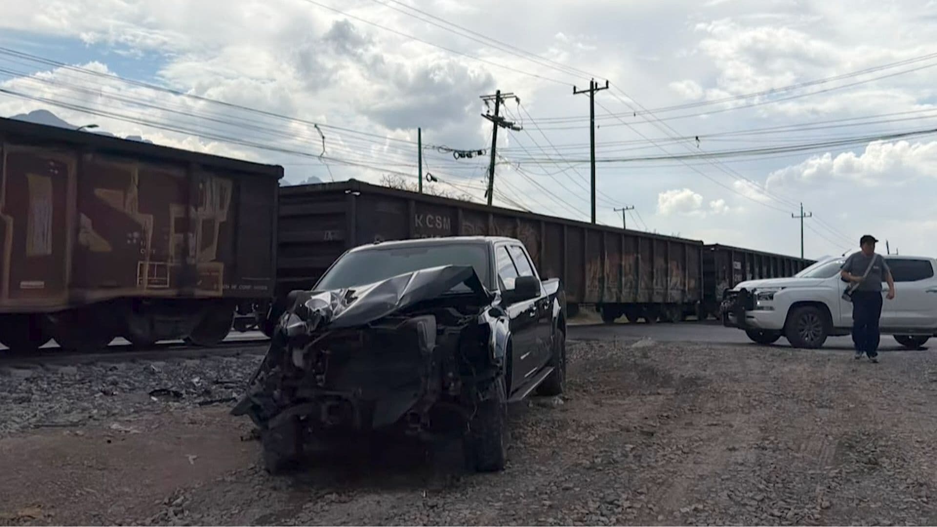 Camioneta Intenta Ganarle Paso al Tren y es Embestida en Santa Catarina, NL; No Hay Heridos