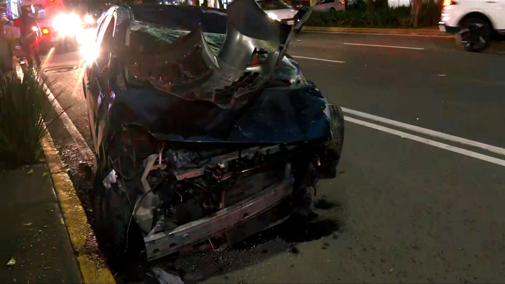 Auto Vuelca en Coyoacán sobre Miguel Ángel de Quevedo; Conductor Sale Ileso